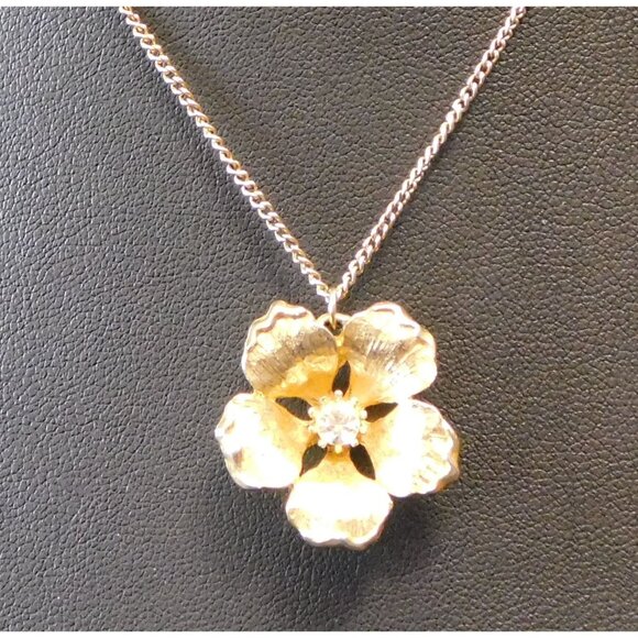 Elegant Fairycore Gold Tone Flower Pendant Necklace - Picture 2 of 4